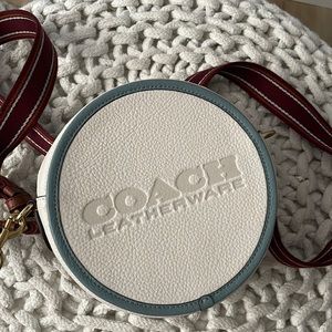 Cute purse. Small. Perfect for a night out with friends.